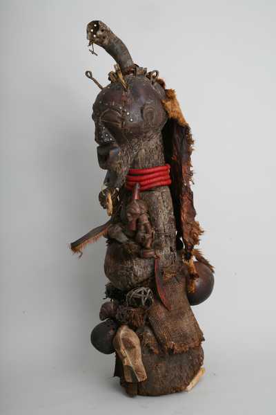 Songyé (statue), d`afrique : république dém. du Congo., statuette Songyé (statue), masque ancien africain Songyé (statue), art du république dém. du Congo. - Art Africain, collection privées Belgique. Statue africaine de la tribu des Songyé (statue), provenant du république dém. du Congo., 998/47.vieux fétiche Songyé h.90cm+14cm.de corne.Le fétiche est chargé de substances magiques, pour les renforcer il  porte trois petits fétiches très bien sculptés de 16cm.;un petit masque Songé h.15cm.;autour du cou 4colliers de zigidas,des substances magiques sur l